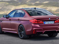 красный автомобиль bmw, припаркованный на парковке