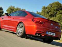 закрытие красного купе bmw, едущего по дороге