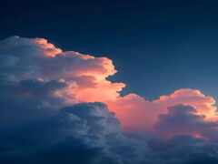 есть изображение неба с облаками и летящего в небе самолета