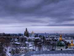 женский вид на город с рекой и мостом