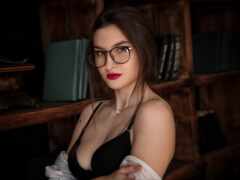 там женщина в очках и топе-лифчике позирует для фотосессии