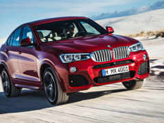 закрытие красного внедорожника bmw, едущего по дороге