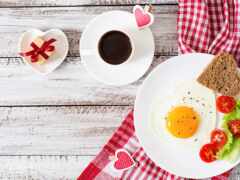 есть тарелка с яйцами и тостом на ней