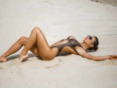 женщина лежит на песке в бикини
