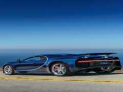 синий бугатти на дороге возле океана