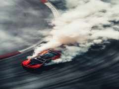 красный автомобиль с дымом, который выходит из него