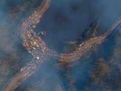 вид с воздуха на дорогу и реку с мостом