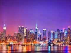 зараженный вид на город ночью с лодкой в воде