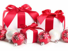 несколько красных и белых рождественских шаров и подарки с луками