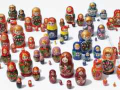 закрытие группы русских матрешек на столе