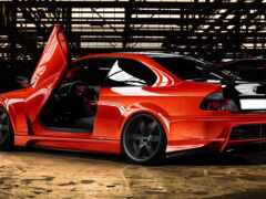 красный автомобиль с открытой дверью