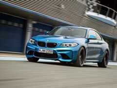 закрытие синего автомобиля bmw, едущего по трассе