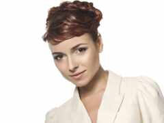 есть женщина с белой рубашкой и белой курткой