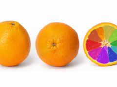 есть три апельсина с радужным цветным срезом посередине