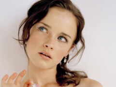 есть женщина с розовым верхом, держащая розовый предмет