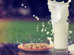 арафа и стакан молока на столе