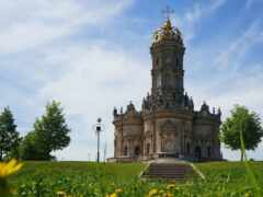 есть высокая башня с часами на ней