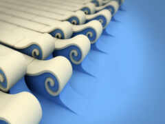 есть много рулонов белого и синего пластика на конвейерной ленте