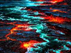 лава течет в океан ночью со светящимися огнями