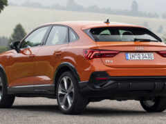 оранжевый audi suv припаркован на дороге