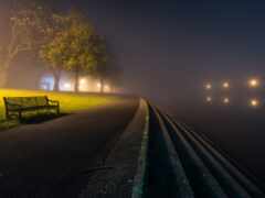 женщина-парковая скамейка в туманную ночь у озера