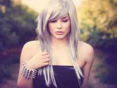 блондинка с длинными волосами и шипами позирует для фото