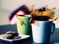 есть чашка кофе и тарелка печенья на столе