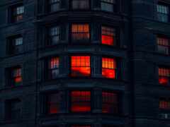 женское здание с красным светом в окнах