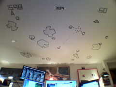 есть изображение комнаты с компьютером и стены с рисунками на ней