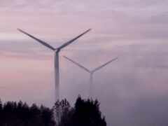 в небе есть две ветряные турбины