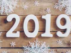 закрытие деревянного знака со снежинками вокруг него