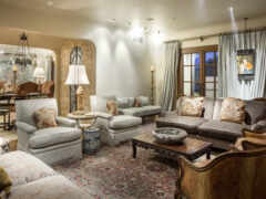 женская гостиная с диваном, стульями, столом и столовой