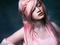 блондинка с розовыми волосами и заплетенными волосами позирует для фото