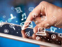 кто-то использует планшет с большим количеством иконок, выходящих из него