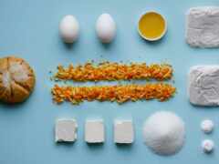 закрытие различных ингредиентов на синей поверхности