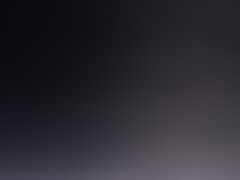 есть человек, который катается на лыжах по холму на сноуборде