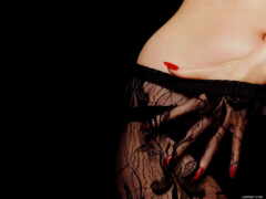 есть женщина с красными ногтями и черным платьем