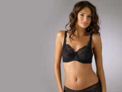 женщина в черном лифчике и трусиках позирует для фото