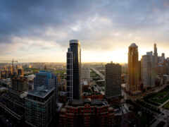 арафатурный вид на городской горизонт с рекой и мостом