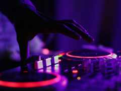 кто-то играет в dj на поворотном столе в темной комнате