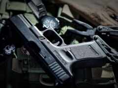 есть пистолет, который лежит на сумке