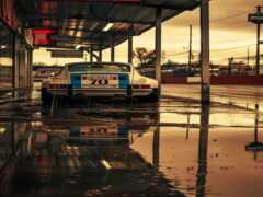 есть автомобиль, припаркованный на парковке с табличкой на нем