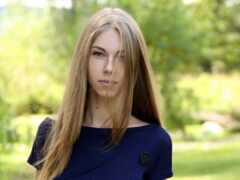 женщина с длинными волосами и синим платьем, стоящая в поле