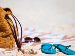 есть сумка и пара шлепанцев на пляже