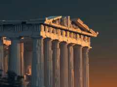 есть большое здание с часами поверх него