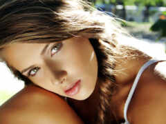 есть женщина, которая лежит на скамейке