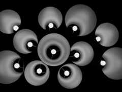 есть много ламп, которые находятся на черном фоне