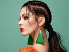 закрытие женщины с хвостиком, заплетенным в хвостик