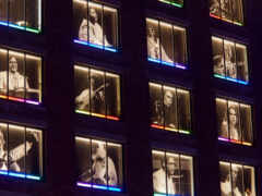 женское изображение здания с несколькими окнами с несколькими фотографиями людей