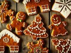 закрытие стола с кучей украшенных печенья